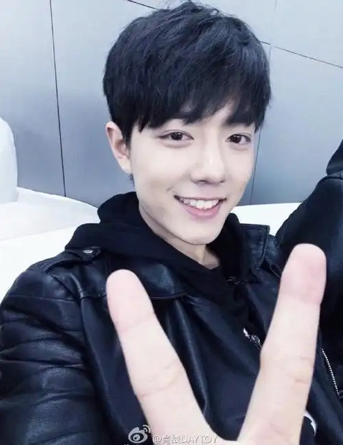 世界安利肖战#    大年初六比个7015  你还收藏了哪些小赞比耶照?