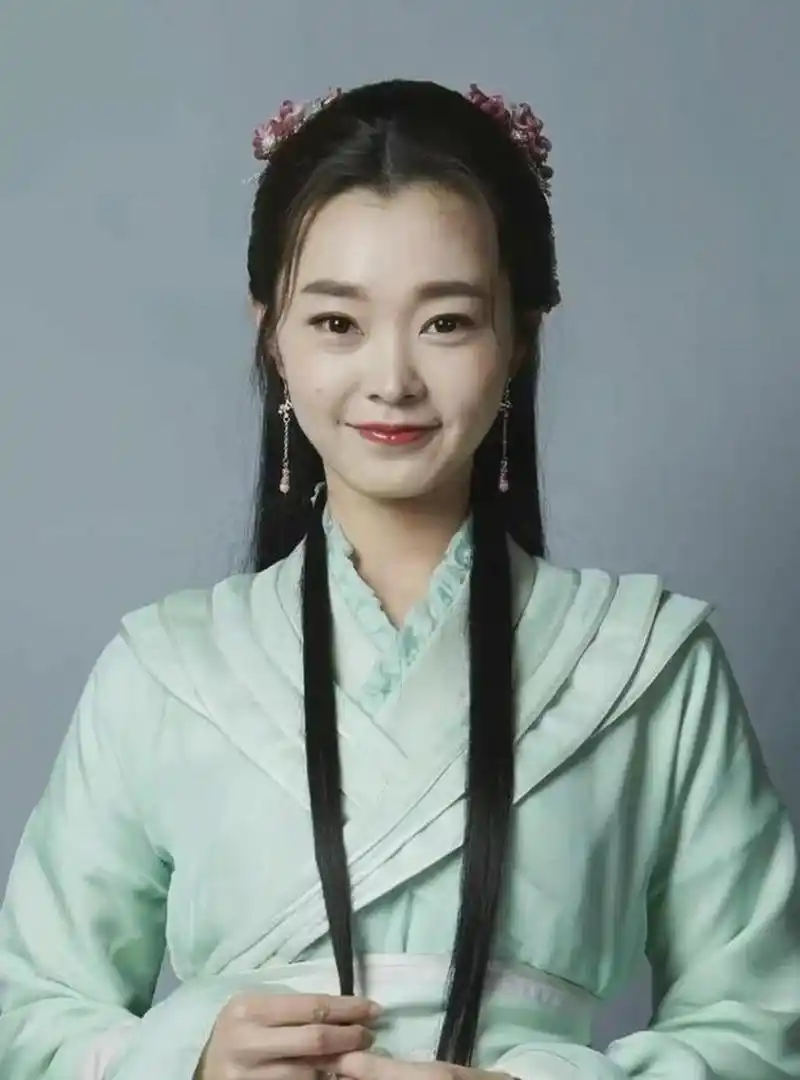 宋轶近日发布了一组古装剧定妆照,引发网友们的热议.