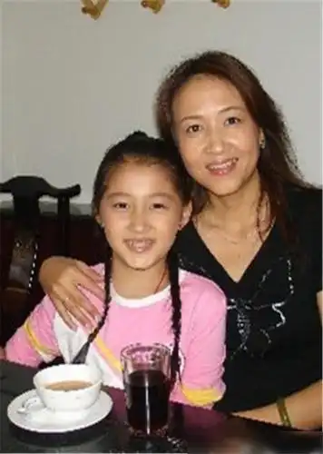 关晓彤高颜值妈妈被曝光,准婆婆长啥样?鹿晗妈妈像极了一家人!