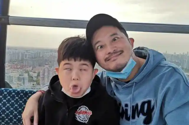 沙溢送儿子上补习班,独自蹲楼梯间啃面包,大儿子学费被曝近25万