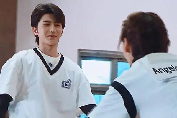 蔡徐坤从地上抱起baby时绅士手好评女粉丝可以放心了