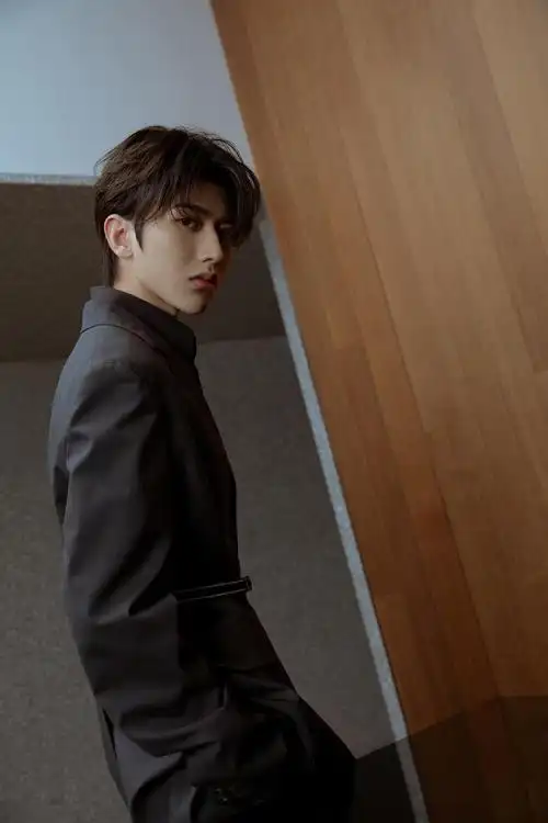 相关标签蔡徐坤深色西装帅气写真上一图集:气质女神阚清子唯美知性