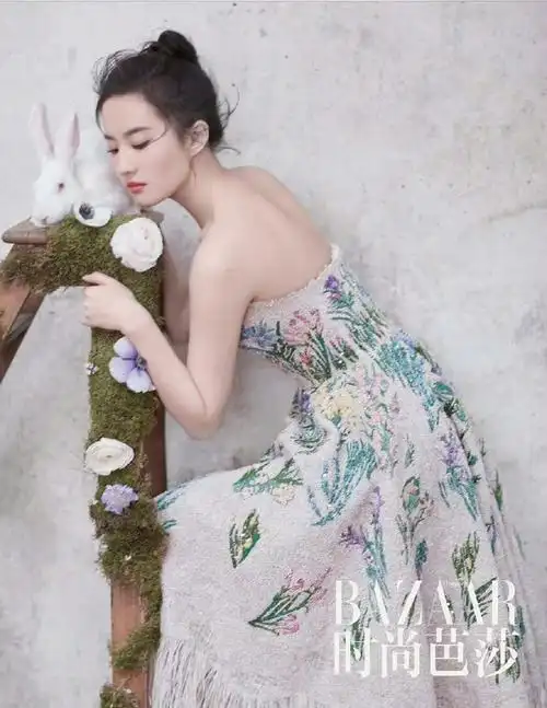 刘亦菲抹胸蝴蝶结粉裙#图刘亦菲时尚芭莎封面