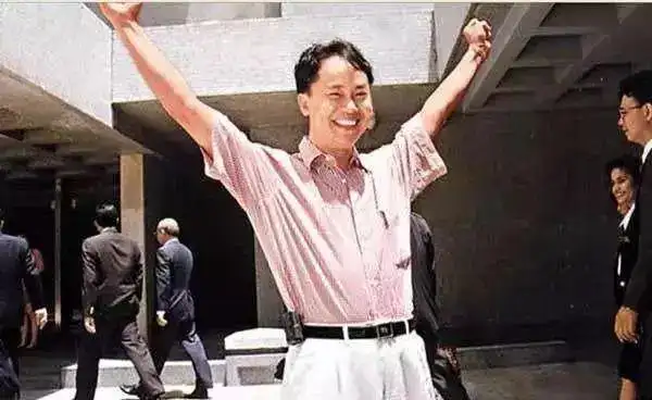 跛豪和雷洛,一黑一白,相辅相成,亦敌亦友,成了那个波云诡谲时代的两