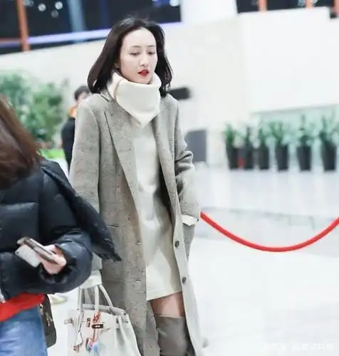 王鸥气质冬装,灰色呢大衣配过膝长靴,成熟又知性