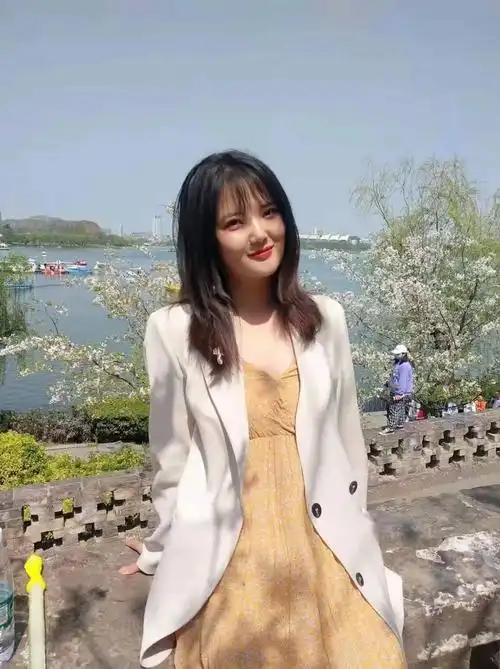 英山小姐姐云朵1994年身高165大专现居深圳