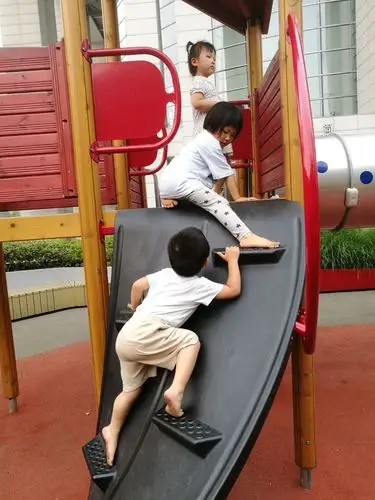 我们仨都光着小脚丫