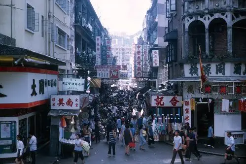 1970年的香港,罕见街拍老照片,市中心到处都是小轿车__财经头条