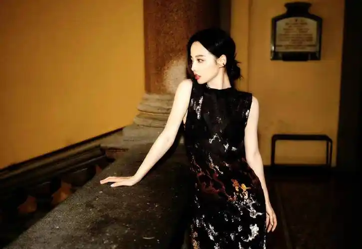 张嘉倪米兰时装周期间街拍,身穿黑色刺绣长裙,自信大方!