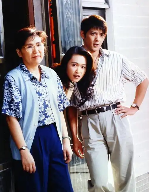 直到洪欣被狗仔拍到和富商在游艇上约会,莫少聪才知道真相.