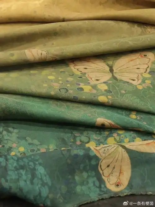 香云纱就是非遗布料中的软黄金#穿上香云纱做的衣服真有一种大世忌儋