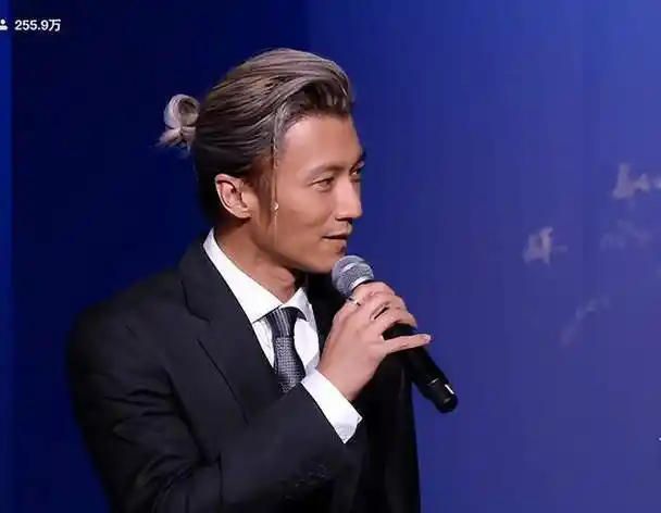 而在前一天的抖音电影奇遇夜上,扎着小辫儿和丸子头的谢霆锋,将松弛的