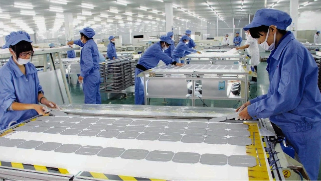 中国工厂实拍光伏太阳能发电板制造高效率生产一步到位