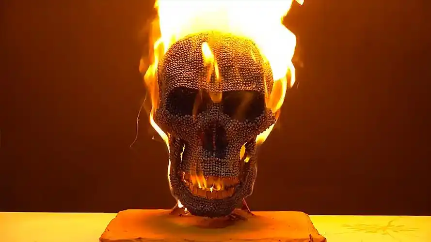 10000根火柴做成的骷髅头,点燃的一瞬间,太惊艳了!