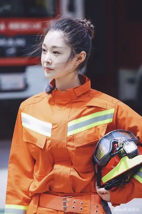 宋轶消防制服大片曝光 侧颜杀抢眼