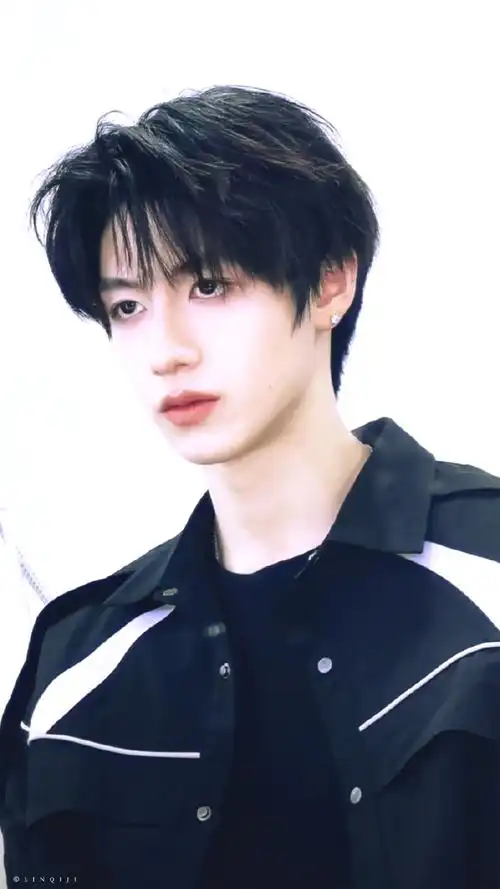 帅气扑面而来90    @tf家族-朱志鑫    #朱志鑫 断层c位全能队长