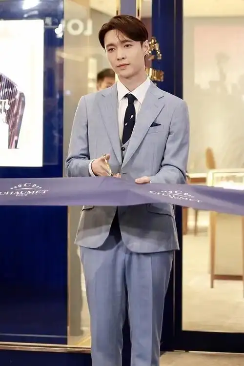 张艺兴和自己蜡像站一起是真是假分不清一身西装穿得英俊帅气