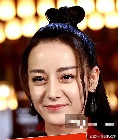 热巴最新生图变脸,皮肤暗黄脸上卡粉,下巴变尖鼻子怪异认不出