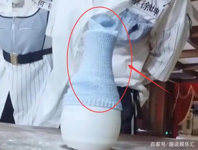 蔡徐坤用嘴叼袜子,节目组给到其他人镜头,只有她一脸不忍心