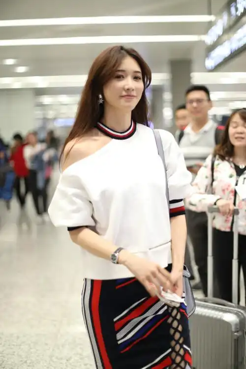 44岁林志玲面对高清镜头也不怕,但这一身穿搭腿短妹子千万别学