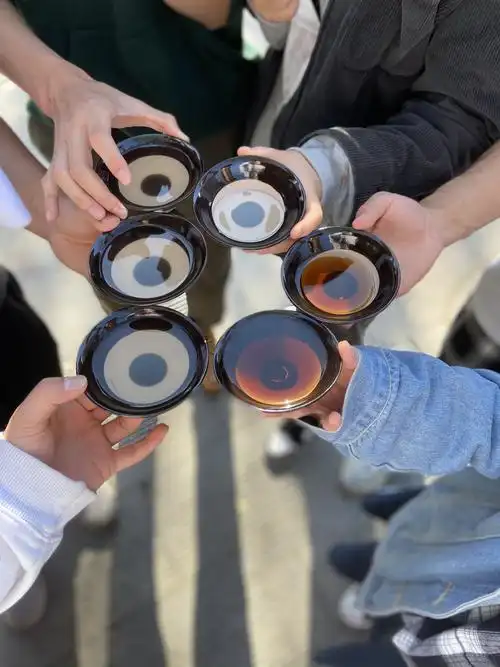 喝酒!干杯! 喝完这杯还有第二杯!