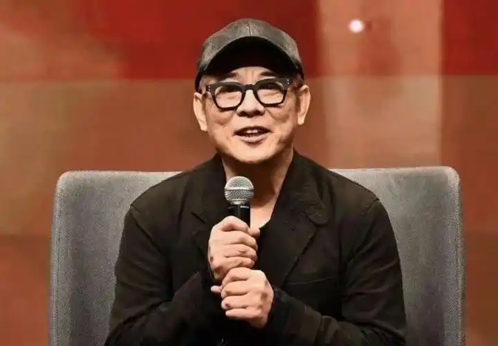 60岁李连杰亲自辟谣去世,一身伤病,面容沧桑,谈对女儿的担心_腾讯新闻