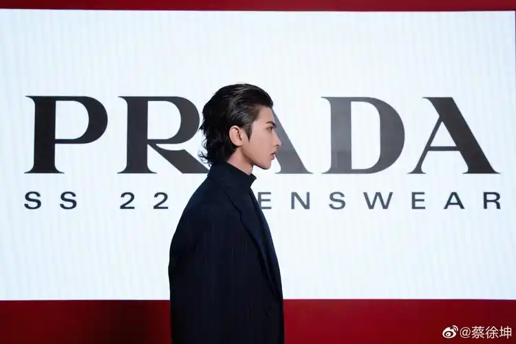 蔡徐坤时尚芭莎新写真,竟是在她的公寓拍摄的,厉害了我的坤!