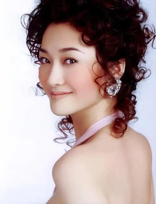 其实他早已结婚,女儿有点像小甜馨_腾讯新闻