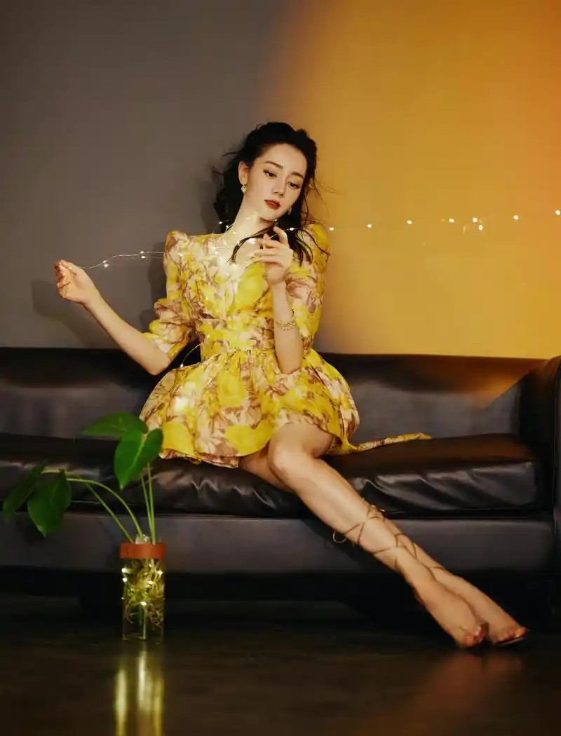 迪丽热巴最新时尚大片,黄色印花裙秀美腿,时髦又惊艳!