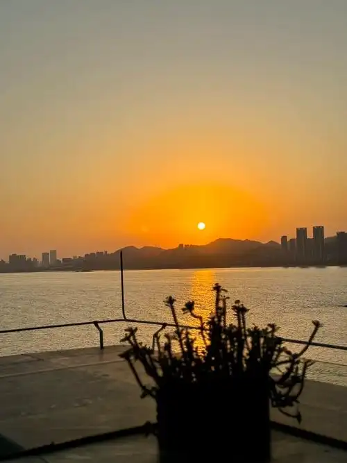 深秋日落 #日落92 #海边日落晚霞 #黄黑皮 - 抖音