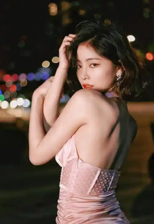 组图:许佳琪穿粉色挂脖短裙勾勒好身材火红短发造型格外吸睛_照片