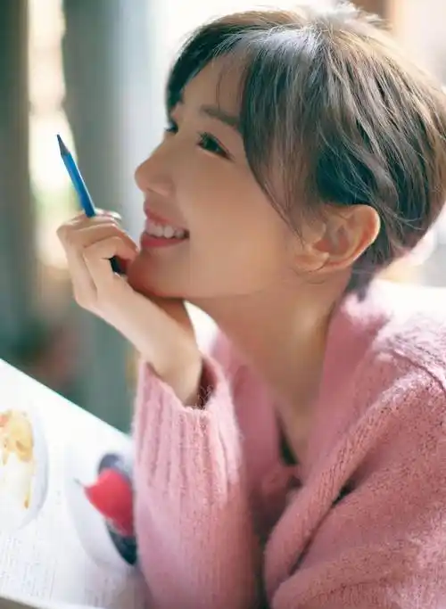 毛晓彤家的美照,粉色的少女装,充满了可爱的少女气息_演技_感觉_表演