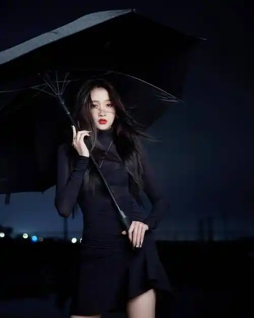 关晓彤暗夜撑伞大片,黑色紧身裙,红唇长发,冷冽而危险_故事