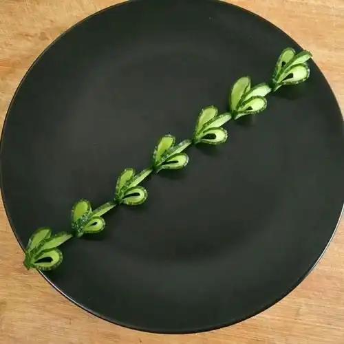 将做好的黄瓜装饰花摆盘.
