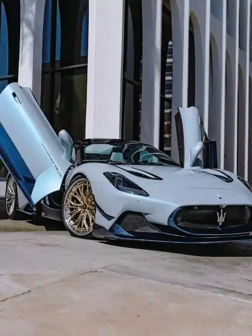 玛莎拉蒂mc20有着犀利,充满张力的车头造型,以及硬朗动感的车侧和车尾