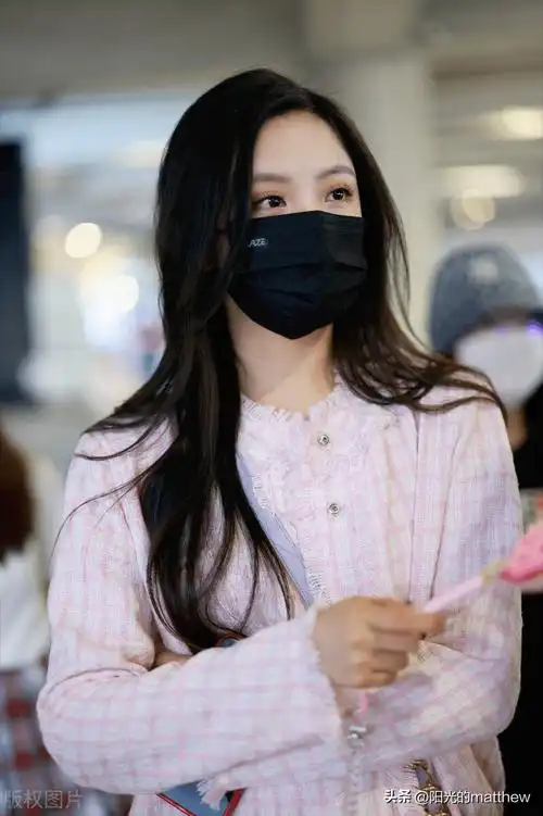 王艺瑾上海到达,粉色淑女风穿搭温柔甜美_机场