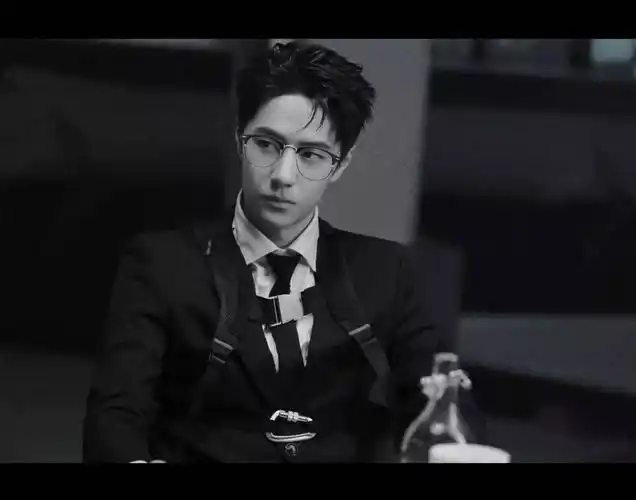 王一博街舞西装背带造型# 70加个眼镜更s了.