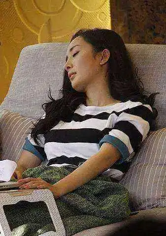 因太累睡着的明星张柏芝叫不醒陈伟霆很享受她却被骂惨