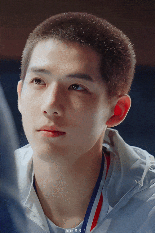 寸头造型回归,满满的少年气.