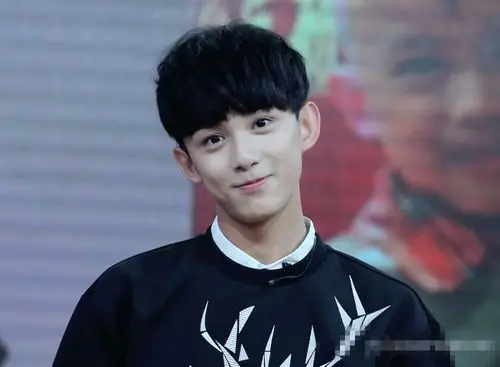 吴磊社交平台晒自拍照,比v卖萌暗藏玄机