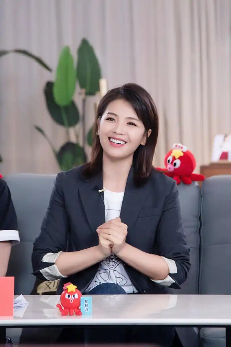 41岁的刘涛剪掉长发,变锁骨短发搭配西服和牛仔裤,时髦减龄