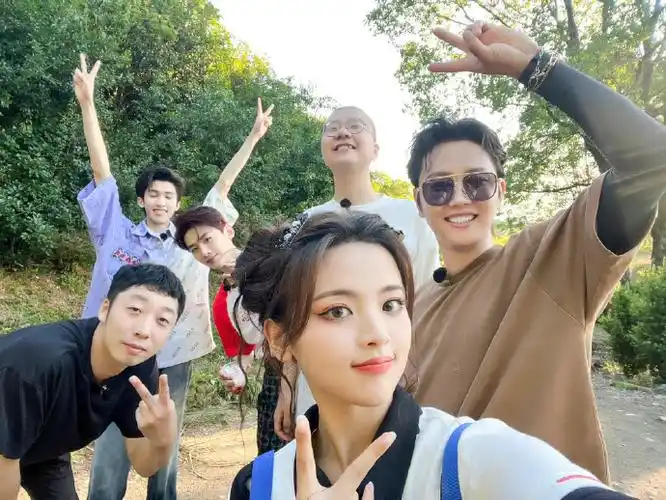 杨超越晒大合照告别登录圆鱼洲