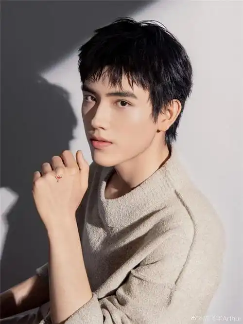 20岁陈飞宇路透似大叔,身材发福油腻,被指越来越像父亲陈凯歌