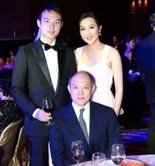 不少名人都戴过她家品牌,包括何超琼▲之前霍英东一家人,包括霍启刚和