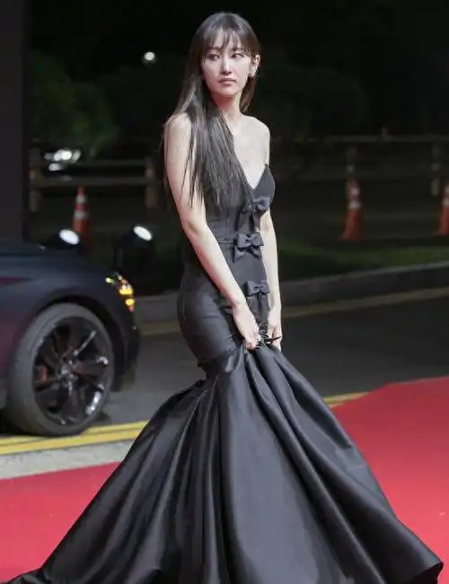 周润发惊艳釜山电影节红毯,宋仲基皱眉不满,郑秀晶惊艳登场