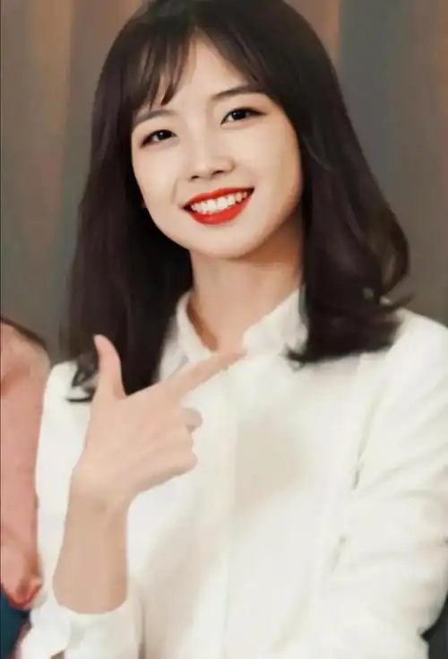 央视主持人王冰冰,青春靓丽_网易订阅