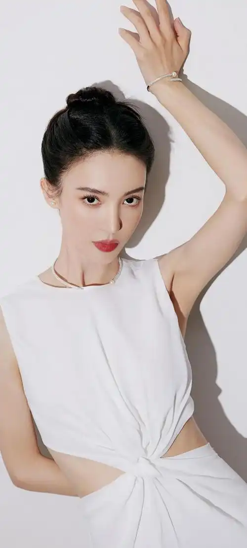 金晨,一位光彩照人的女演员,以其优雅的气质和卓越的演技赢得了广大