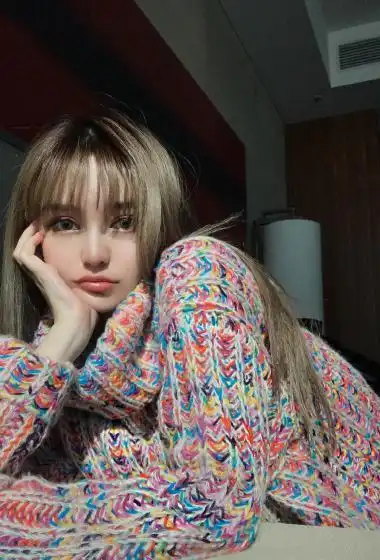 简介:周扬青高领毛衣慵懒居家写真,分享一组周扬青图片给大家,图中的