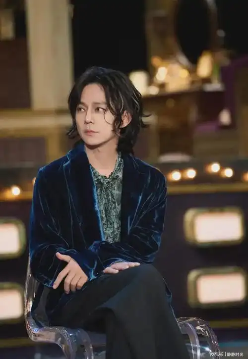 何炅这个造型让人看不懂第一眼看成了美女