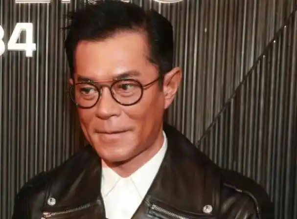 古天乐的肤色依然偏黑,他身穿皮衣并搭配白色衬衫,整体给人一种非常有